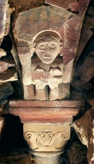 Baumeisteratlant über der mittleren Doppelsäule der Hofarkade