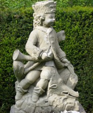 Eine der Jägerputten in den Nischen der Eibenhecke