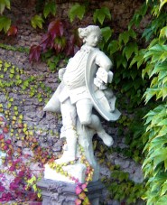 Eine der beiden Tänzer-Figuren von Ferdinand Tiez in denTuffsteingrotten des Zwingers